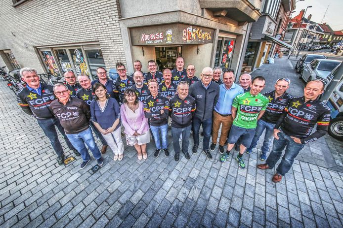 Jaak Van Mingeroet was voorzitter van Wielerploeg FCP Together Against Cancer. Hij staat links van burgemeester Francis Benoit.