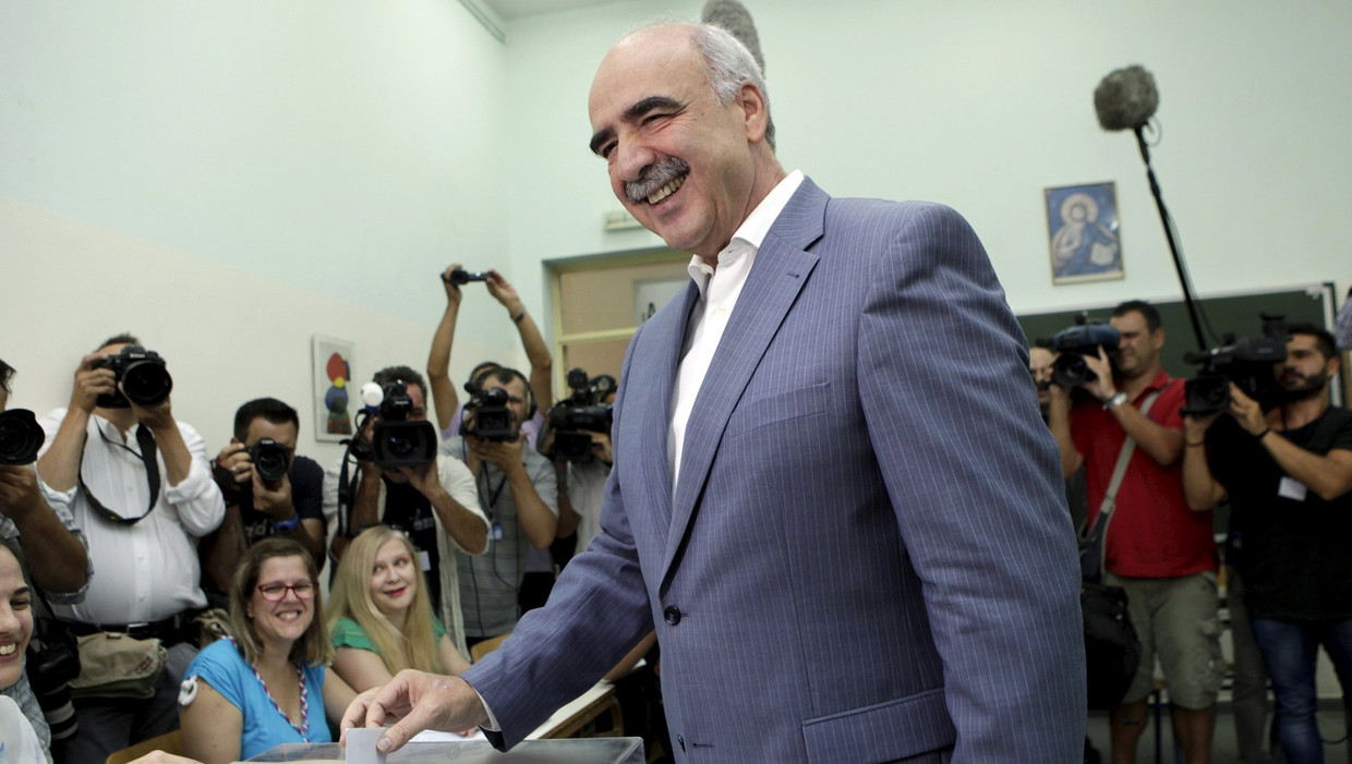 Meimarakis brengt zijn stem uit. Beeld reuters