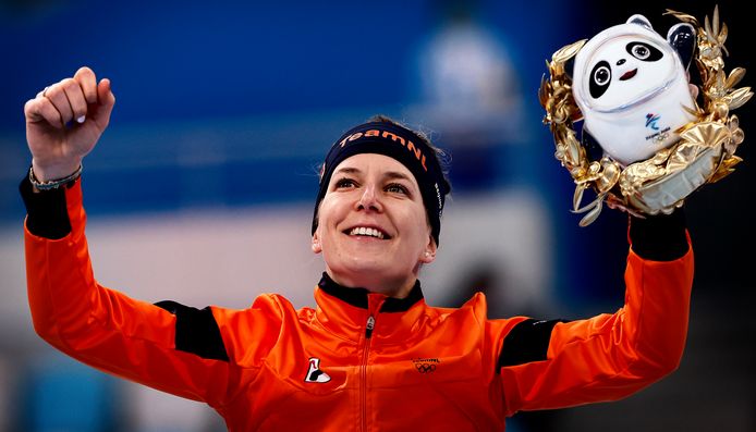 Ireen Wüst straalt na het winnen van haar zesde gouden medaille ooit op de Olympische Spelen.