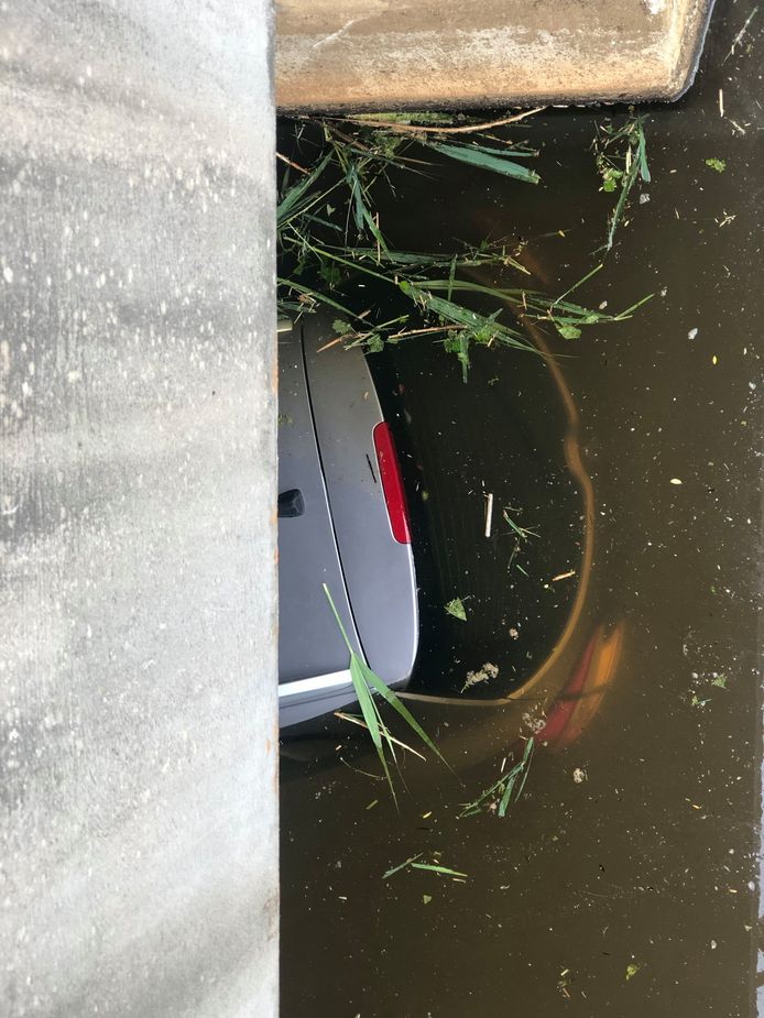 Auto belandt in water vlak voor Bredase brug.