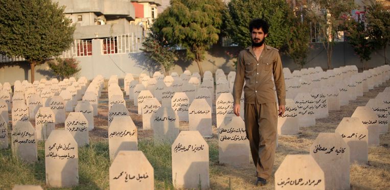 An Iraqi Kurd resident visits the cemetery for victims of the 1988 chemical attack in the Kurdish town of Halabja, near Sulaimaniya, 260 km (160 miles) northeast of Baghdad, September 16, 2013. At least 5,000 people were gassed to death in 1988 when the Iraqi air force dropped chemical bombs on Halabja in the country's Kurdish north - a defining moment in a long history of oppression. Beeld REUTERS