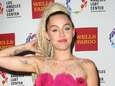 Miley Cyrus lèche un piano vendu aux enchères