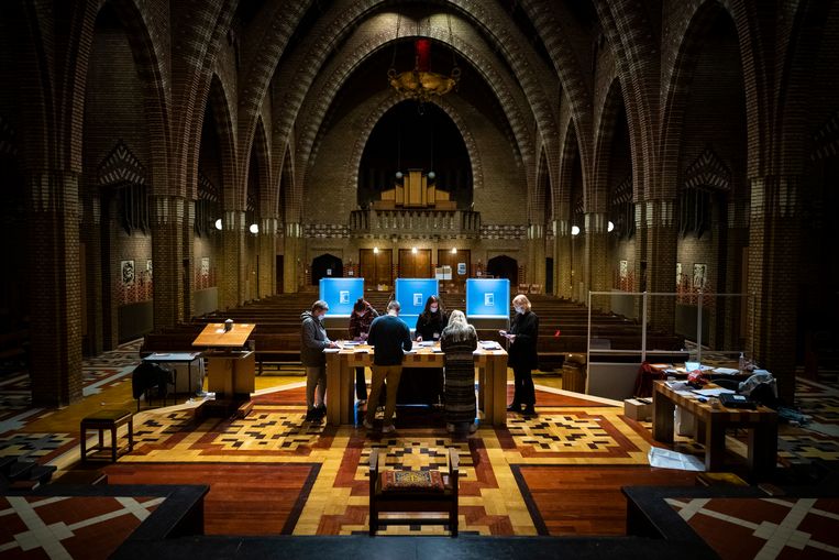 In de Sint-Franciscuskerk in de Groningse Oosterparkwijk worden de stemmen geteld die zijn uitgebracht voor de Tweede Kamerverkiezingen van 2021. Beeld Kees van de Veen