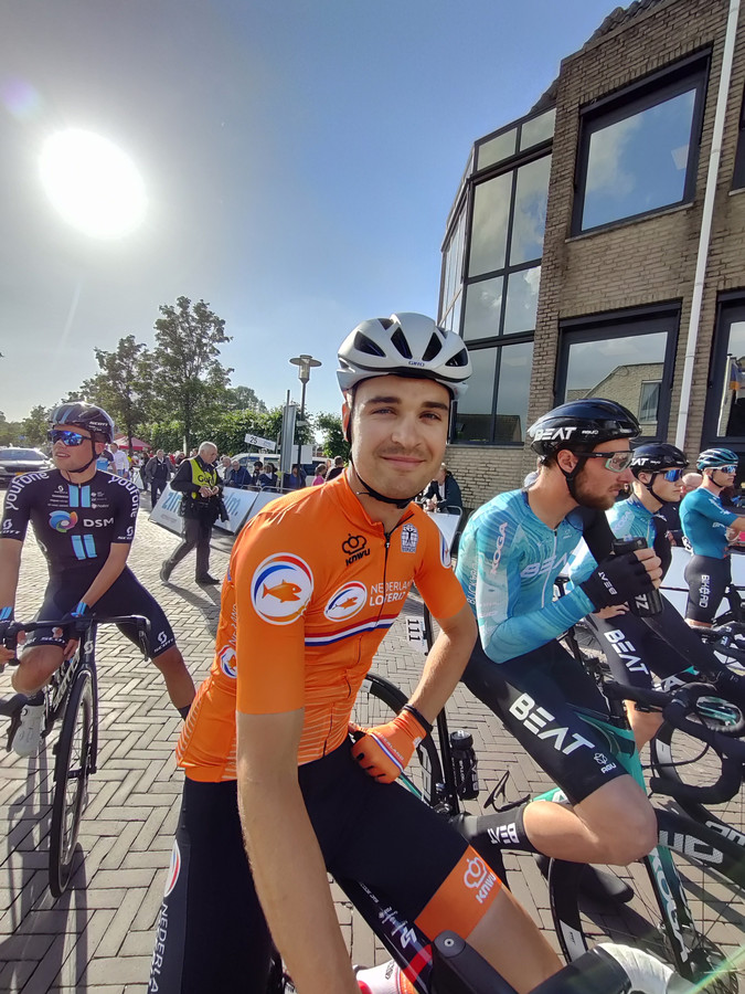 Bram Welten voor de start van de eerst etappe van de ZLM Tour.
