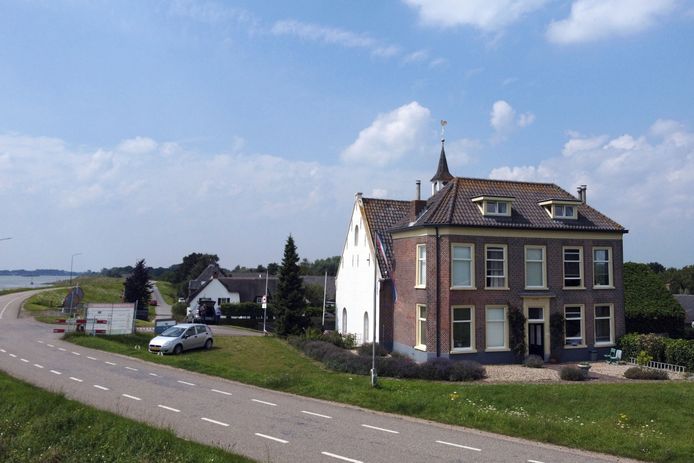 De voormalige pastorie is beeldbepalend voor Hellouw.