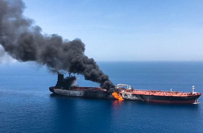 De Noorse tanker Front Altair staat in brand in de Golf van Oman.