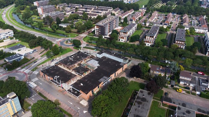 Het voormalige winkelcentrum Kwadrant in Tiel vanuit de lucht gezien. Het gebouw wordt voor oudjaar gesloopt.