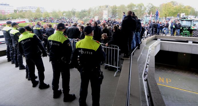 Protesterende boeren halen bakzeil bij provinciehuis Noord-Brabant
