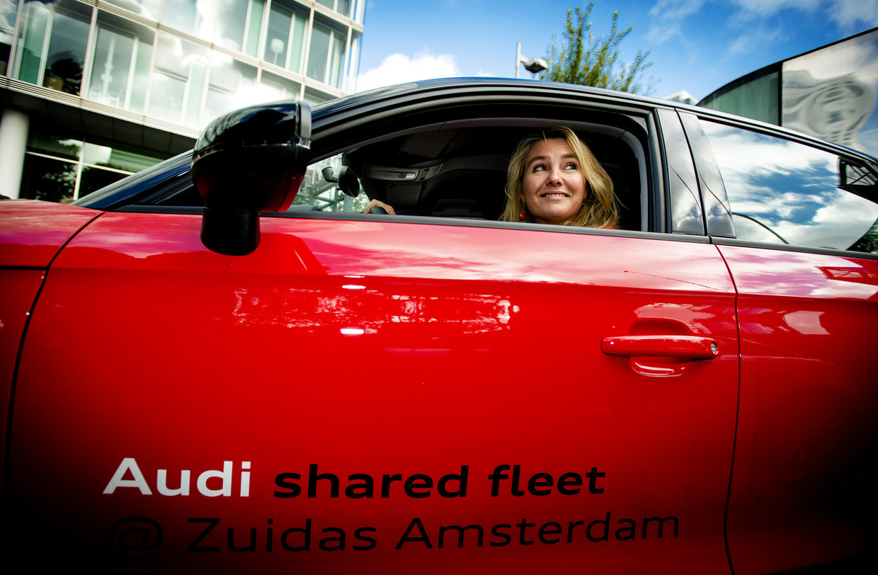 Minister Melanie Schultz van Hagen van Infrastructuur en Milieu, waagt zich in 2013 aan een Audi van de Shared Fleet van Greenwheels, die voor zakelijk gebruik wordt ingezet. Beeld anp