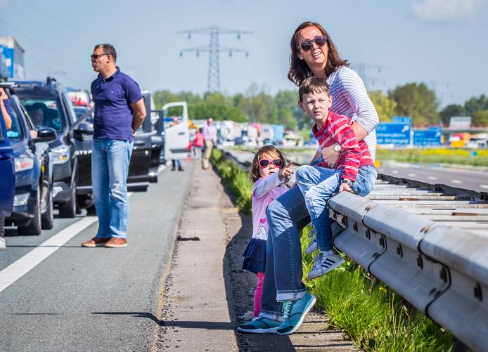 Op de vangrail genieten van de zon tijdens storing ...