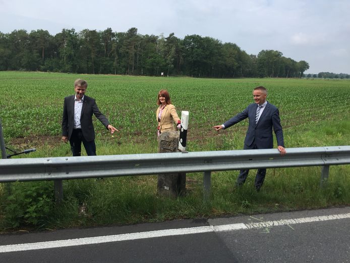 De drie burgemeesters bij grenspaal nummer 1, de Drielandsteen, die stamt van 1659, waarop de wapens van Overijssel, Münster en Grafschaft Bentheim staan. Vanaf links: Rainer Doetkotte (Gronau), Cia Kroon (Losser) en  Volker Pannen (Bad Bentheim).
