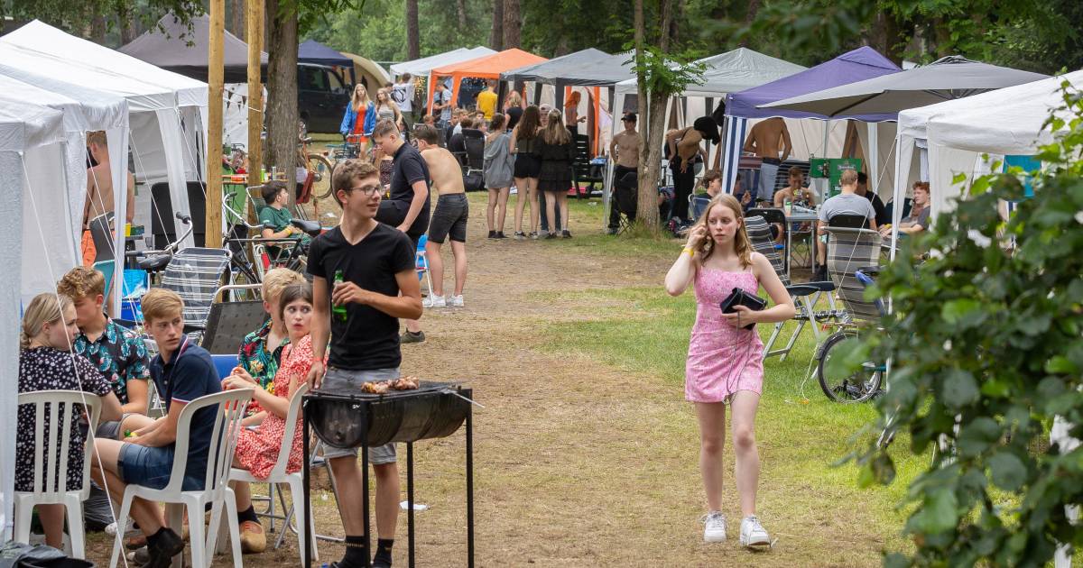 ‘Gillende meiden, alsof ze vermoord worden!’ Buren zijn overlast drukke jongerencamping zat
