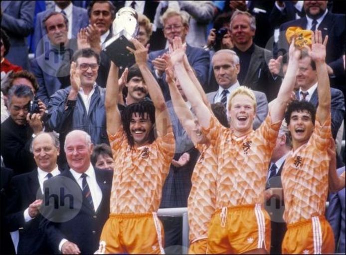 1988: Ruud Gullit houdt de beker boven zijn hoofd, rechts: Ronald Koeman en Gerald Vanenburg.