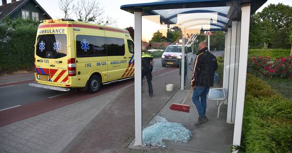 Dronken man rijdt met zijn fiets door ruit van bushokje in Nederasselt