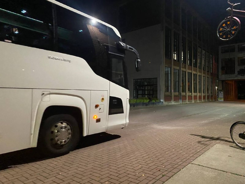 De bussen met vluchtelingen uit Ter Apel zijn gearriveerd bij het Hazemeijer-complex in Hengelo.