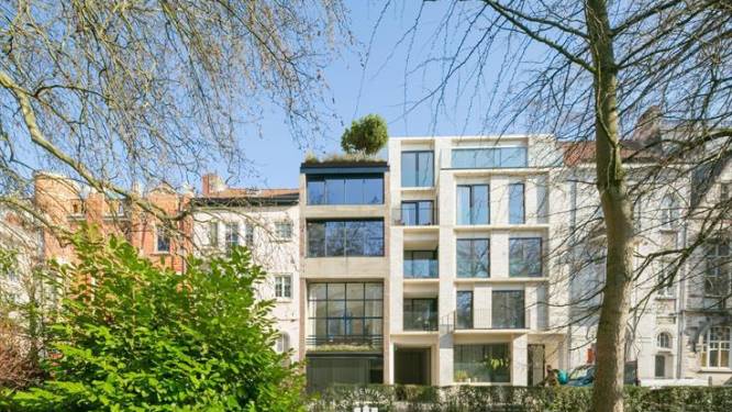 BINNENKIJKEN in een gerenoveerde stadswoning met eigen lift en dakterras, momenteel te koop voor 2,2 miljoen