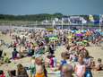 Overvolle stranden op negende tropische dag van het jaar