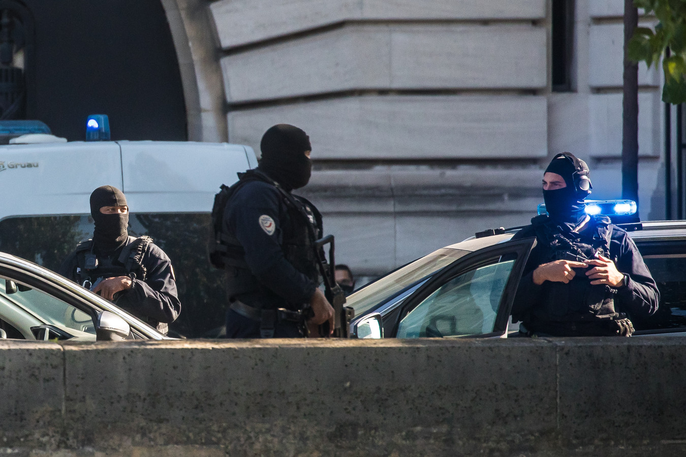 Veel politie buiten het gerechtsgebouw in Parijs, waar ze het zekere voor het onzekere nemen tijdens het proces.