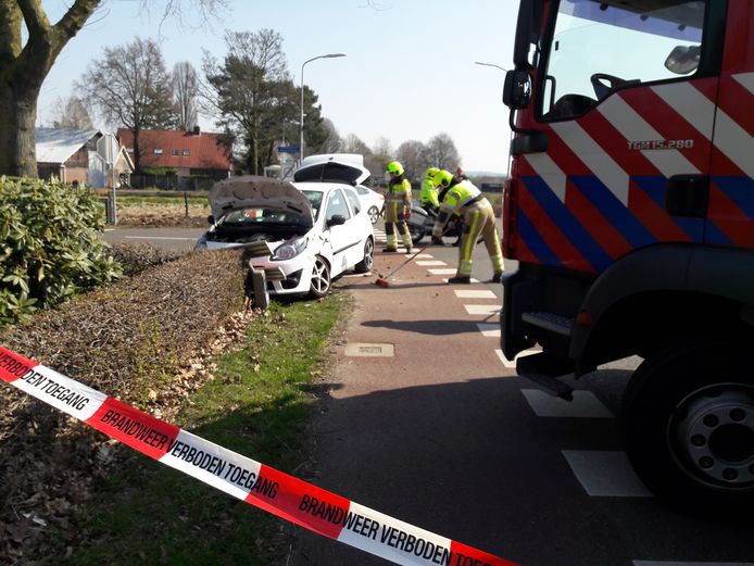 Bij een ongeval op de kruising Hoge Horst - Koningin Wilhelminaweg in Groesbeek raakten zaterdag drie mensen gewond. Beide betrokken auto's liepen zware schade op.
