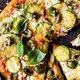 Smakelijk én snel: pizza met ricotta, courgette en olijven