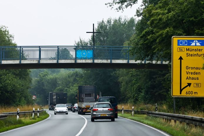 Een metershoog kruis op een viaduct vlakbij de grensovergang