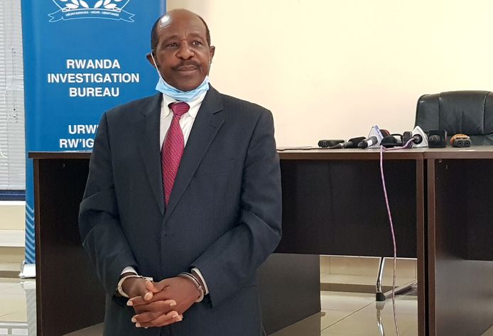 Paul Rusesabagina werd maandag na zijn arrestatie voorgeleid voor de Rwandese pers.