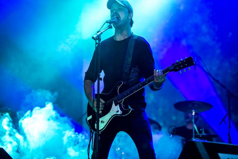 Brent Vanneste, frontman van Steak Number Eight, op Pukkelpop. Beeld Koen Keppens
