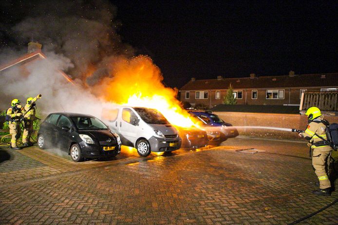 Drie auto's verwoest door brand, in de nacht van zaterdag op zondag in Nijkerk.