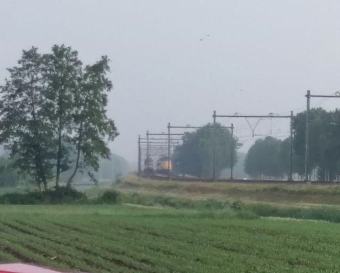 De trein vanuit Meppel is tot stilstand gekomen naast de trein vanuit Zwolle nadat die laatste een aanrijding heeft gehad.