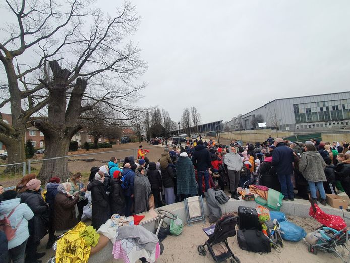 In Brussel moesten vluchtelingen lang wachten in de kou om zich te laten registreren.