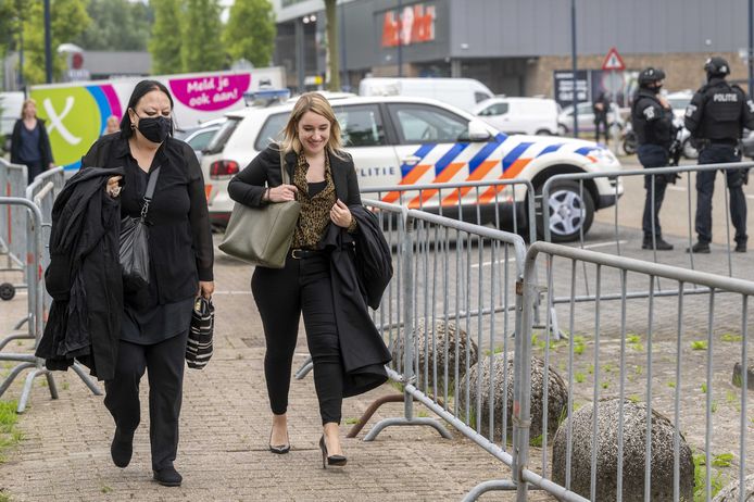 Advocaat Weski (links) komt aan voor de inhoudelijke behandeling van het omvangrijke liquidatieproces rond leden van motorclub Caloh Wagoh, het zogeheten onderzoek Eris, in de gerechtsbunker in Amsterdam-Osdorp.