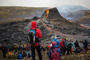 Veel wandelaars trokken afgelopen weekend naar de IJslandse vulkaan Fagradalsfjall om met hun eigen ogen de natuurpracht van de uitbarsting te zien.