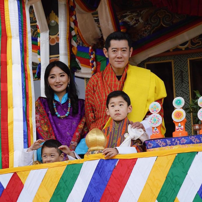 Il re Jigme Khesar Namgyel Wangchuck e la regina Jetsun Pema con i loro figli.