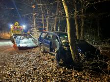 Auto botst hard op boom Ermelo: bijrijder gewond naar ziekenhuis