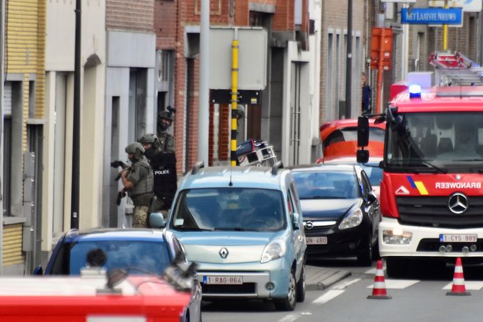 De gespecialiseerde eenheden voor de woning langs de Stationstraat in Tielt, waar een gewapende man zich had verschanst.