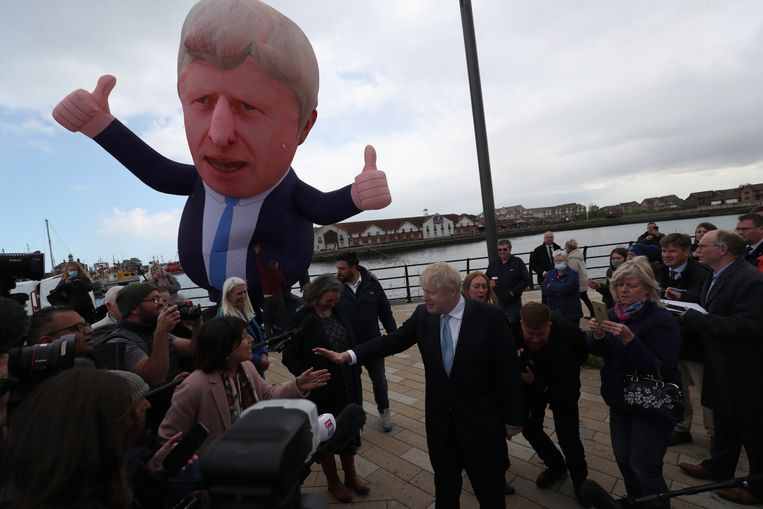 Boris Johnson viert de overwinning in Hartlepool, waar een gigantische opblaaspop naar zijn beeltenis verscheen. Beeld AP