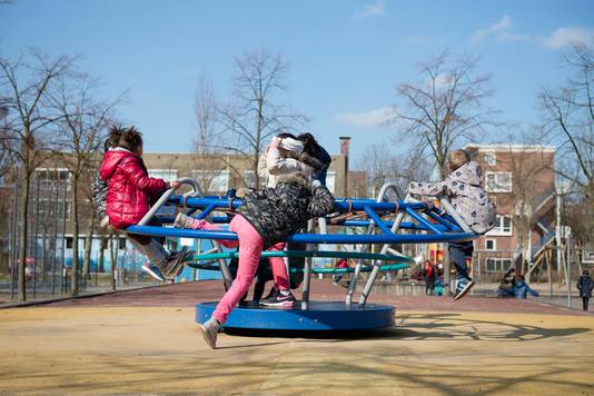 Spelende kinderen in de Rotterdamse wijk Delfshaven.
