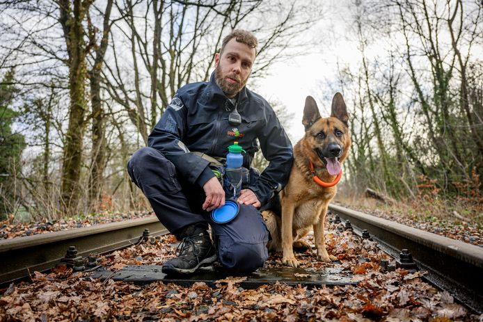 Mark Spoelstra met zijn speurhond Kizmo Duitse herder.