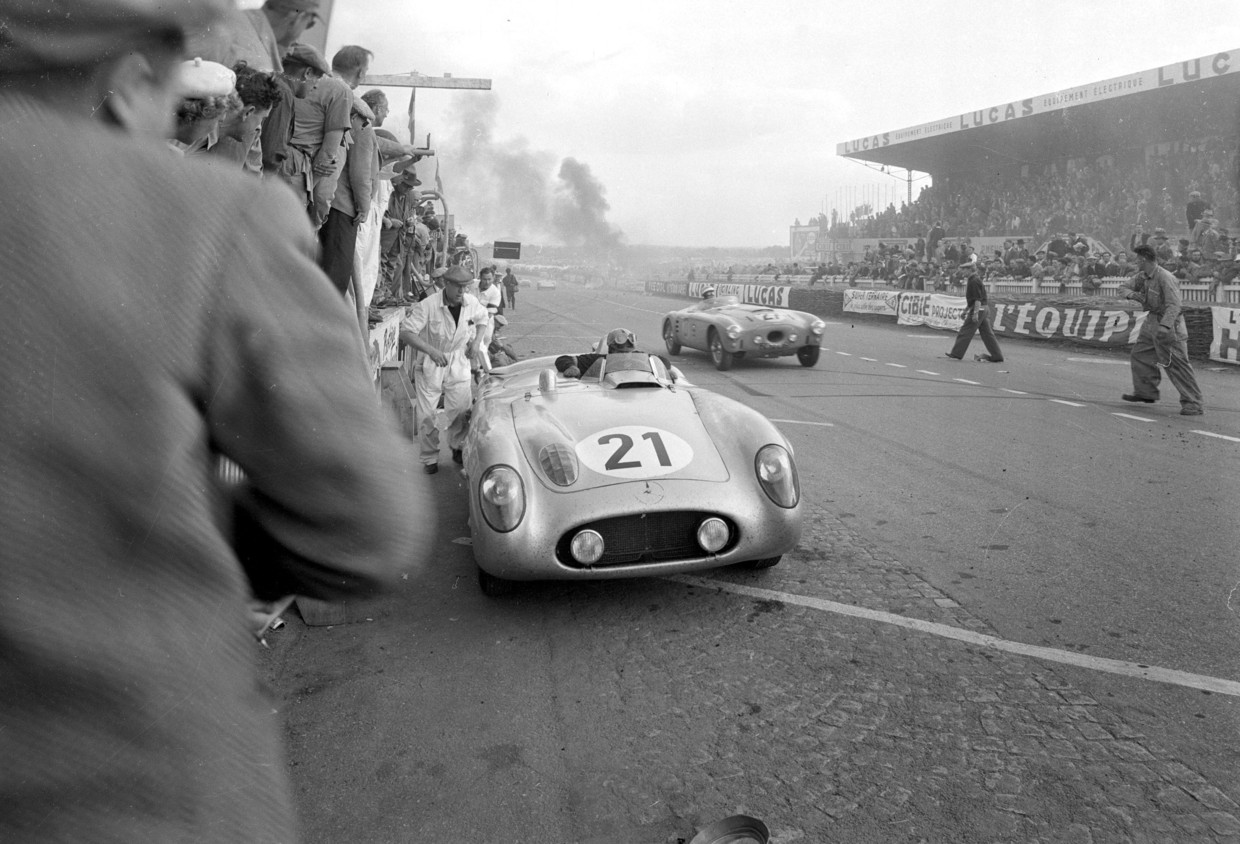 De 24 uur van Le Mans in 1955 werd overschaduwd door een vreselijk ongeluk. Een brandende auto vloog het publiek in: 82 toeschouwers kwamen om. Beeld INA via Getty Images