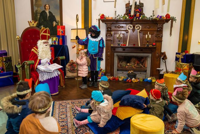 De kinderen uit groep 1 en 2 van basisschool De Spelelier op bezoek bij Sinterklaas in het Boxtelse kasteel Stapelen.