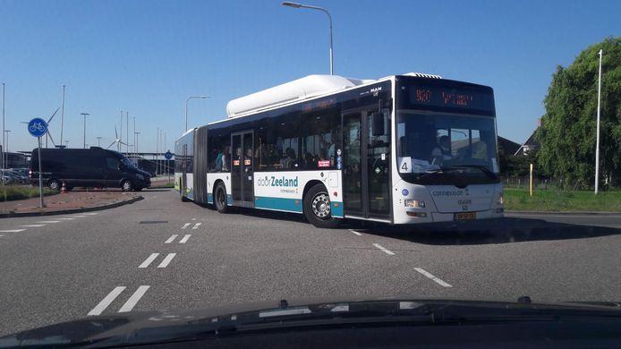 De pendelbussen naar het herdenkingsterrein zitten flink vol.