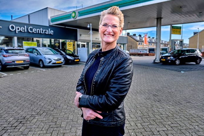 Dianne ter Borg heeft het autobedrijf van de hand moeten doen, maar blijft wel met het tankstation en postagentschap in Papendrecht. ,,De naam blijft hetzelfde.''