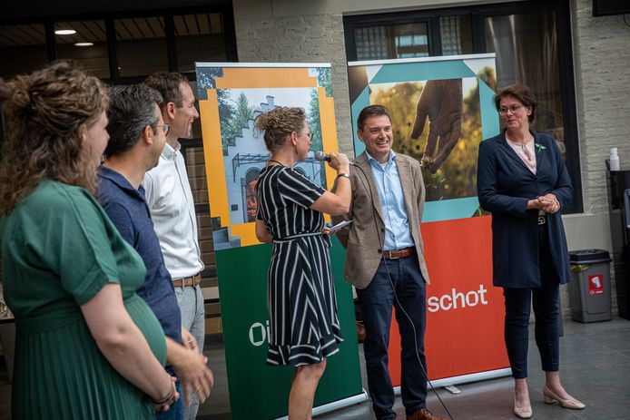 Joep van de Ven (tweede van rechts) en Corine van Overdijk zijn vandaag tijdens de presentatie van het nieuwe coalitie-akkoord voorgesteld als beoogd wethouder. Mede-kandidaat Ad van Beek moest door ziekte verstek laten gaan. Fractievoorzitters Claud Leermakers, Fons Peeters en Paul van den Biggelaar (van links naar rechts) kijken toe.