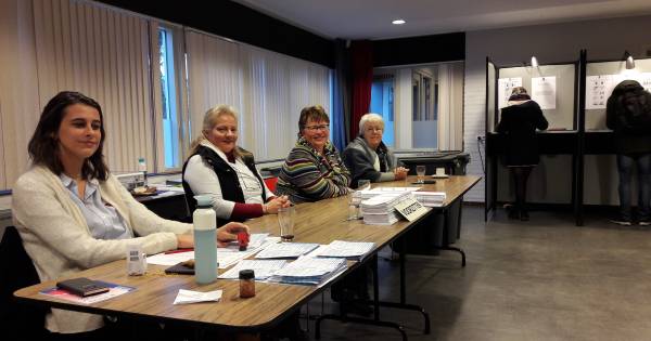 Vier vrouwen runnen stembureau Tricht: 'Wij kunnen drie dingen tegelijk’