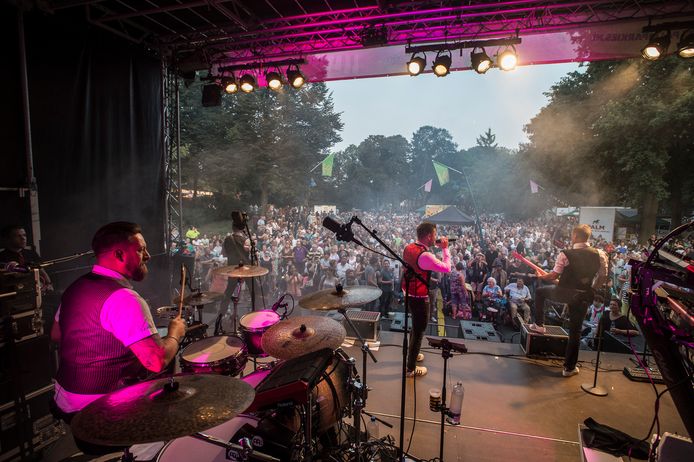 Een live-optreden van de Bijtels tijdens Palm Parkies.