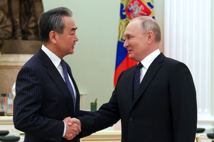 Chinese topdiplomaat Wang Yi (links) en Russische president Vladimir Poetin (rechts).