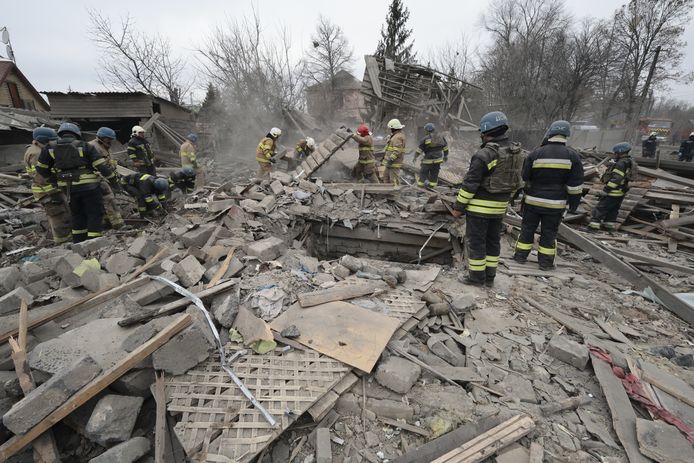 Oekraïense hulpdiensten inspecteren de resten van een woning na de grootscheepse Russische aanval van vrijdag.