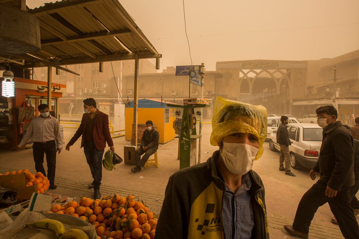 De waterschaarste in Khuzestan heeft stofstormen en kale vlakten tot gevolg op plaatsen die voorheen groen en moerassig waren. Beeld Danial Khodaie