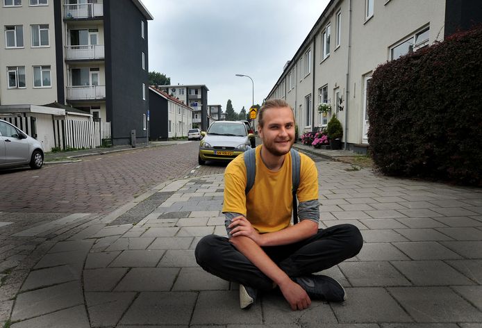 Tom Harbers van het Vogelnest leidt het project Groene Vogels in de Dordtse Vogelbuurt.