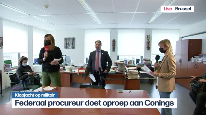 Links een reporter van VTM-nieuws, rechts eentje van het VRT-journaal. En in het midden federaal procureur Frédéric Van Leeuw. In een oproep die live op beide zenders werd uitgezonden, richtte hij zich rechtstreeks tot Jürgen Conings.